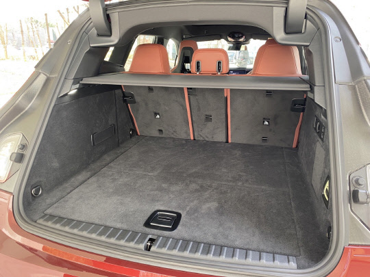 BMW iX 적재공간. 장우진 기자